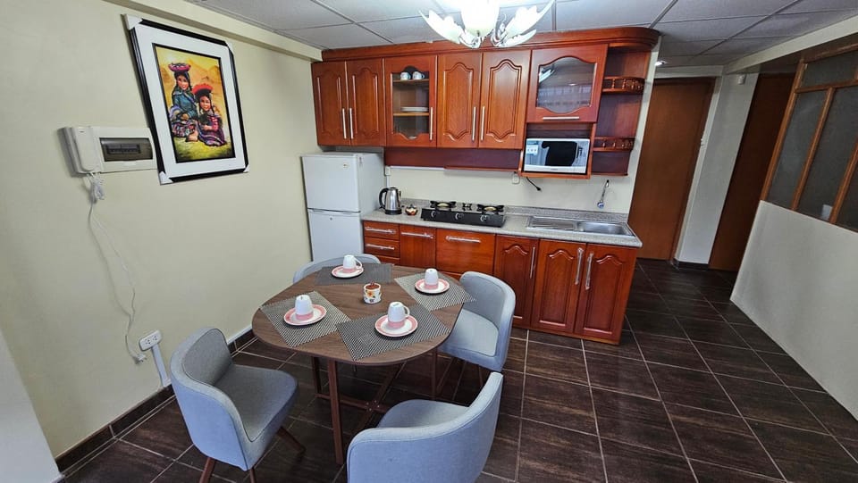 Kitchen or kitchenette, Dining area