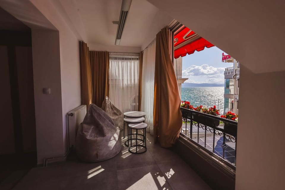 Day, View (from property/room), Seating area, Lake view