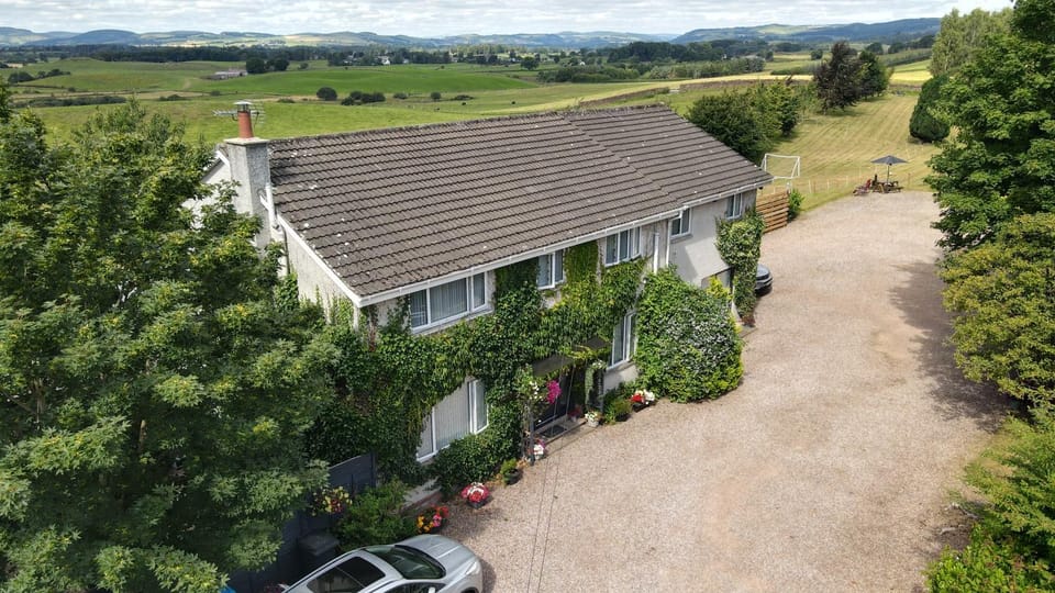 Property building, Neighbourhood, Natural landscape, Garden, Garden view, Mountain view, Parking