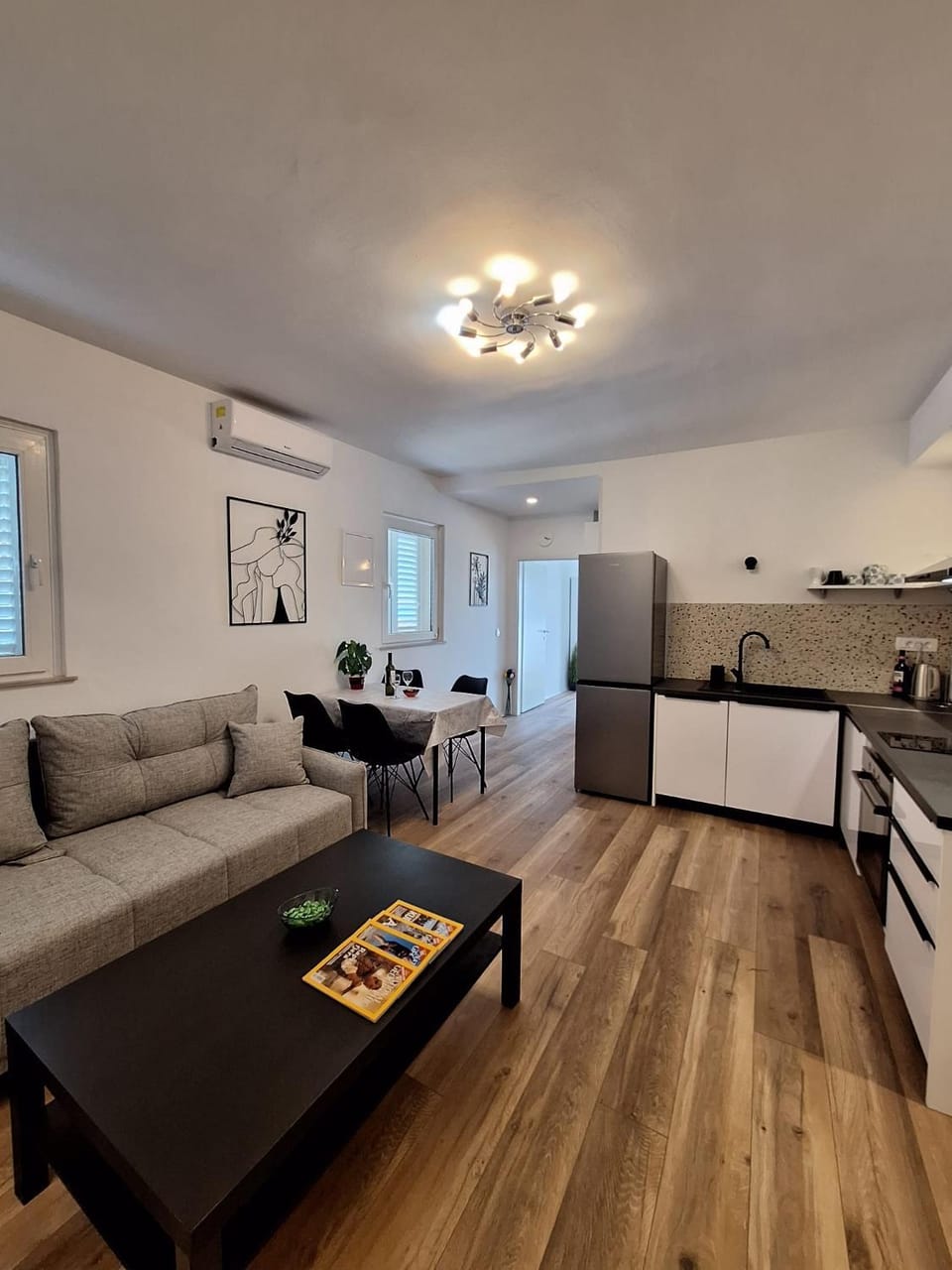 Kitchen or kitchenette, Living room, Seating area, Dining area, oven