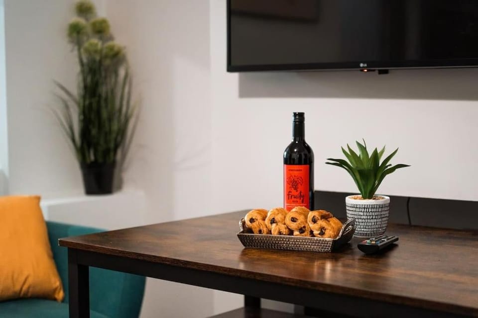 EDMONTON - 4 bedrooms, Sleeps 8, 3 bathroom Contractor Base House in London