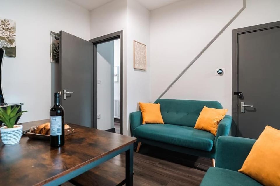 EDMONTON - 4 bedrooms, Sleeps 8, 3 bathroom Contractor Base House in London