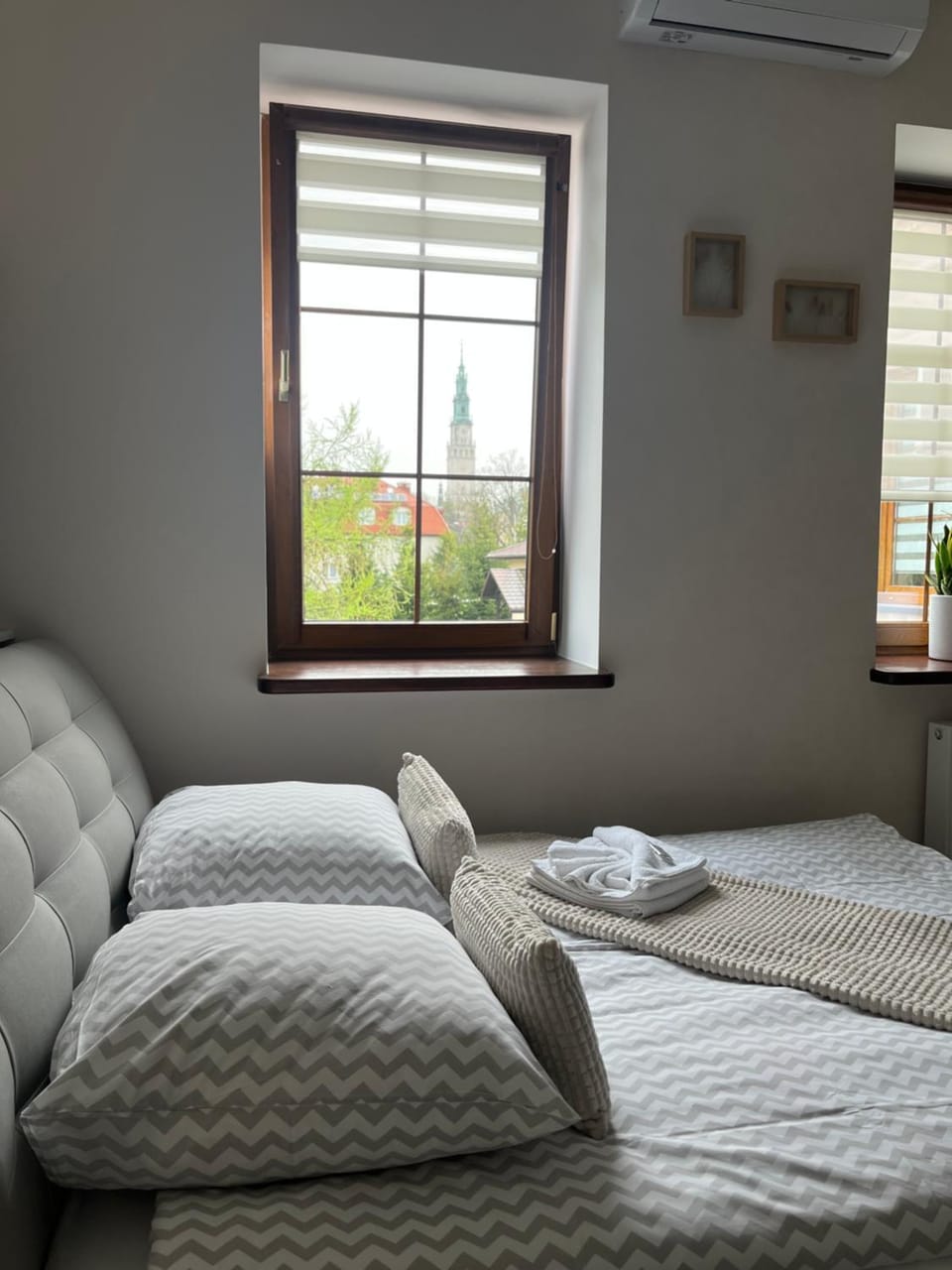 Bed, towels