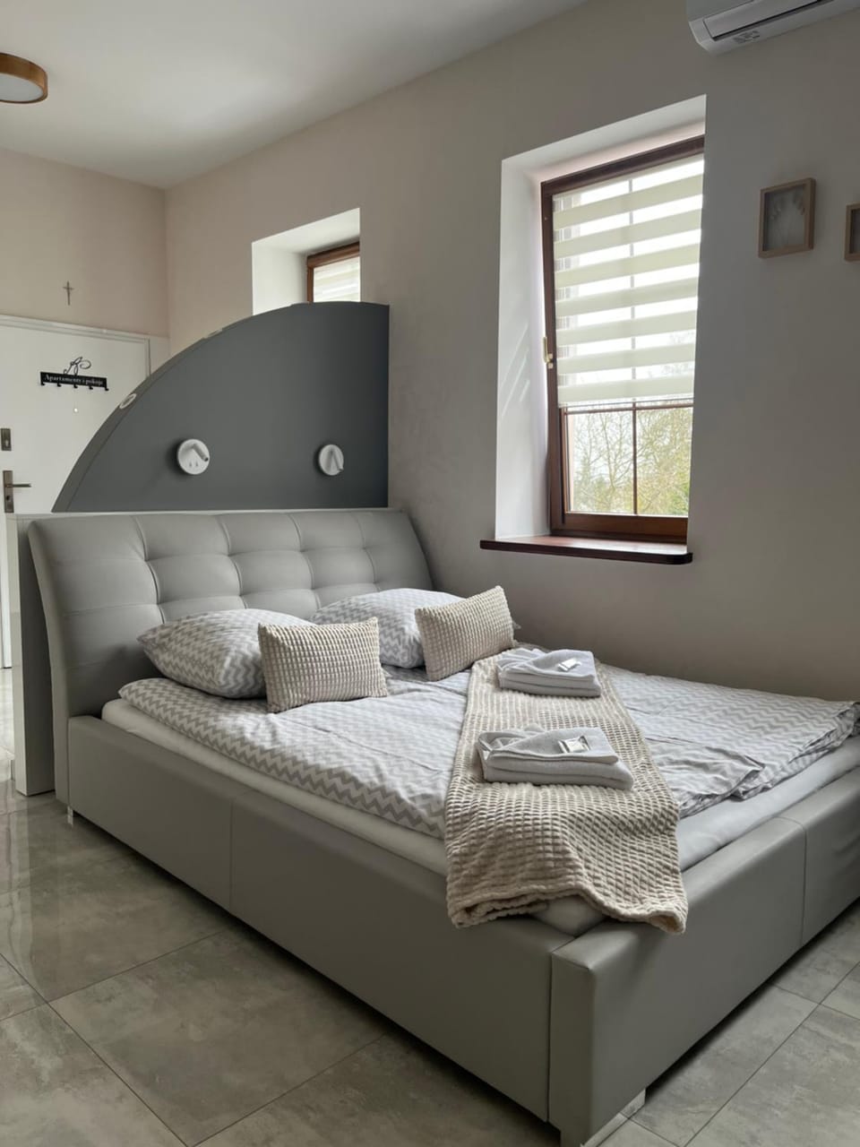 Bed, Photo of the whole room, Bedroom, towels