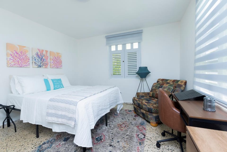 Bed, Photo of the whole room, Seating area, Bedroom, safe, air conditioner