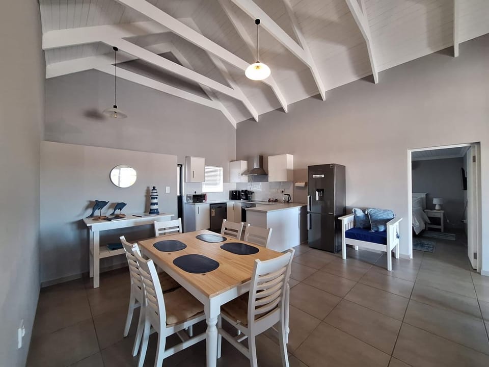 Kitchen or kitchenette, Living room, Seating area, Dining area, minibar, stove
