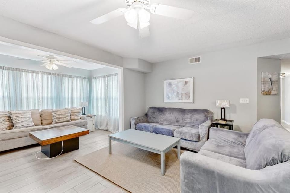 Sunny Shores Retreat Apartment in Garden City