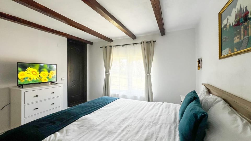 Bed, TV and multimedia, Bedroom