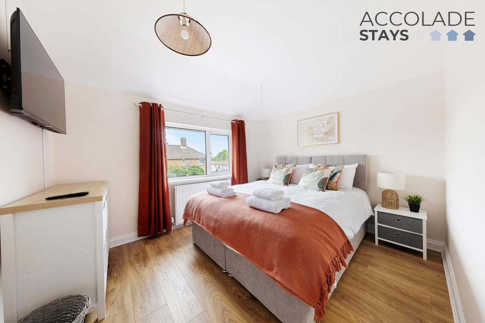 3 bed, 2 Bath, Sleeps 6, with Free Parking & WiFi, ideal for contractors and families House in Basingstoke