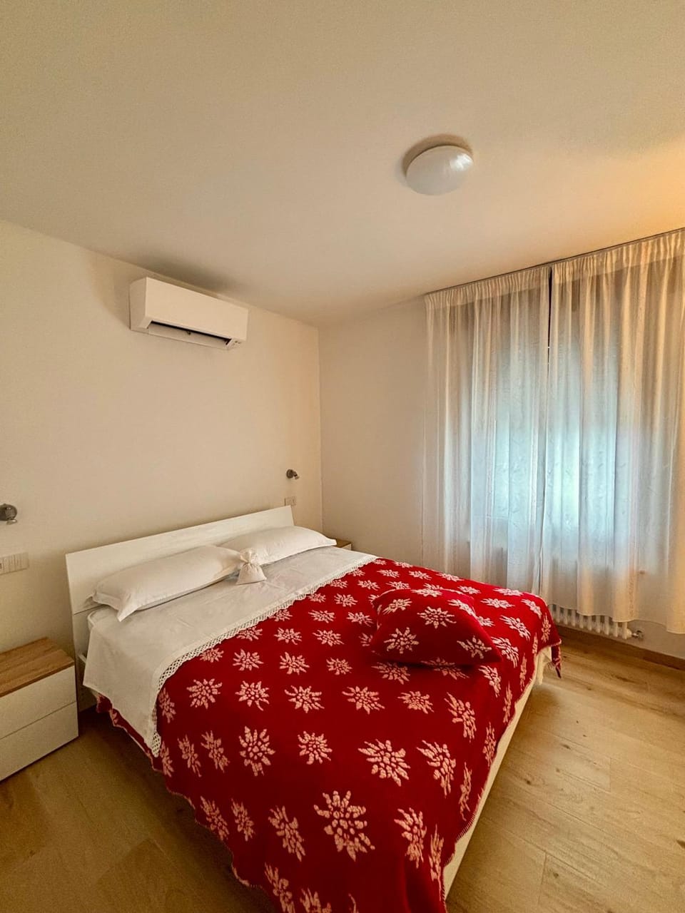 Bedroom, air conditioner