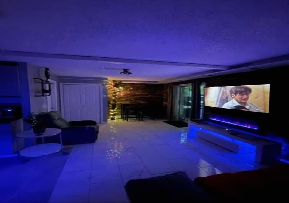 Communal lounge/ TV room, Living room, Seating area, Evening entertainment