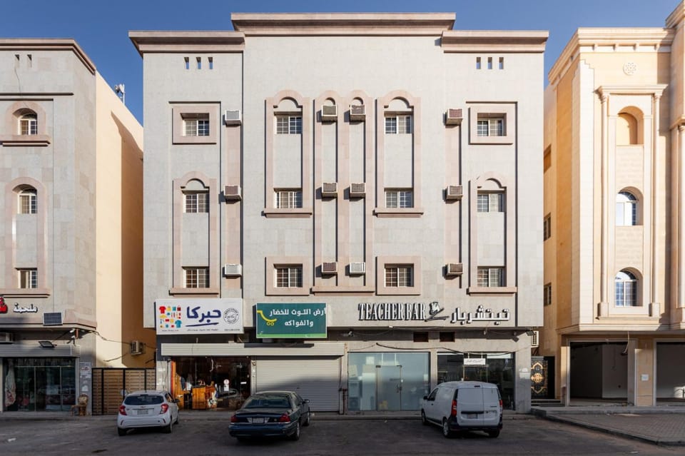 Property building, Day, Neighbourhood, City view, Street view, Location, Parking