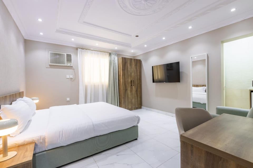 Communal lounge/ TV room, Bed, TV and multimedia, Photo of the whole room, Evening entertainment, Bedroom, hair dresser, air conditioner