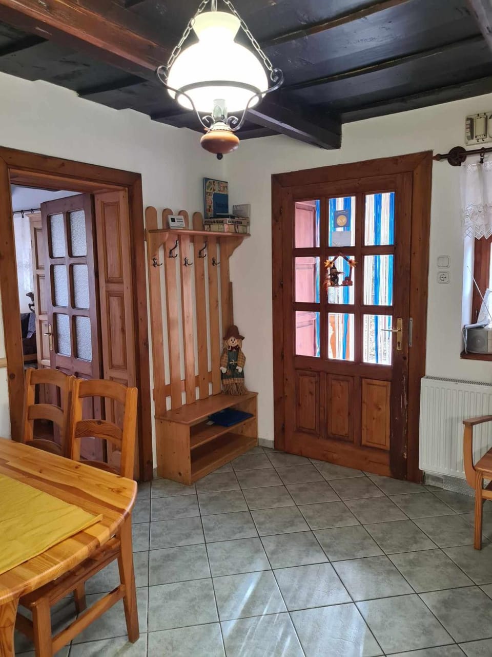Restaurant/places to eat, Living room