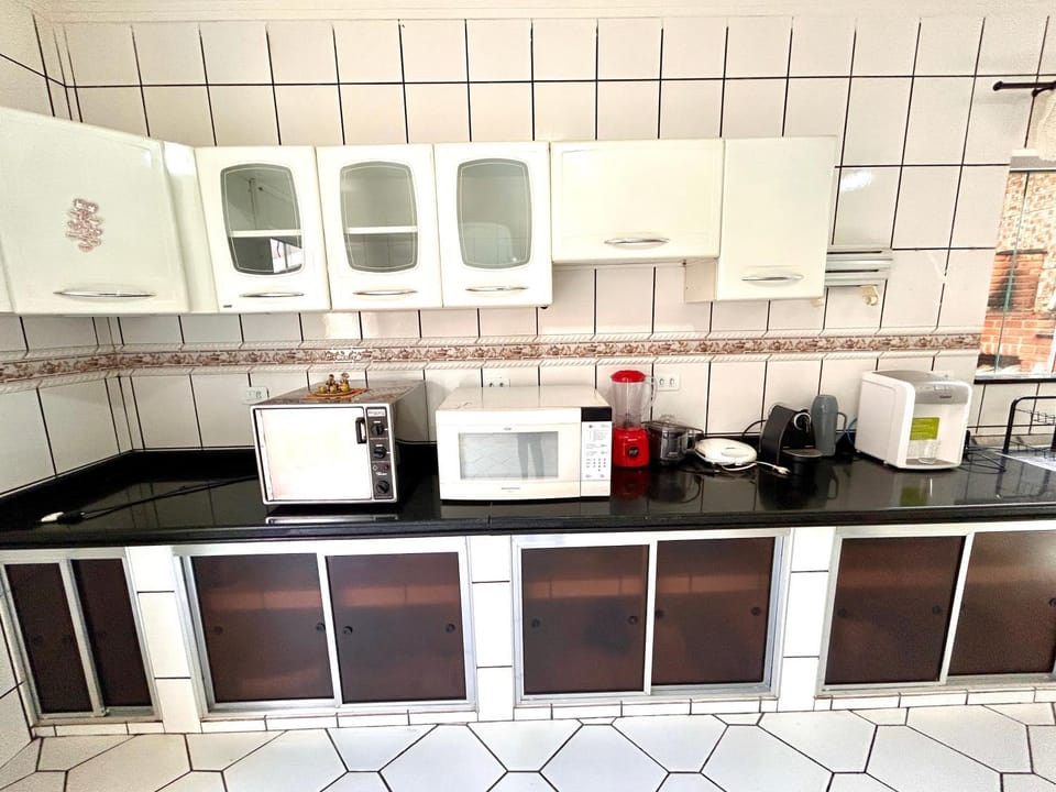 Coffee/tea facilities, Kitchen or kitchenette, oven, stove, toaster