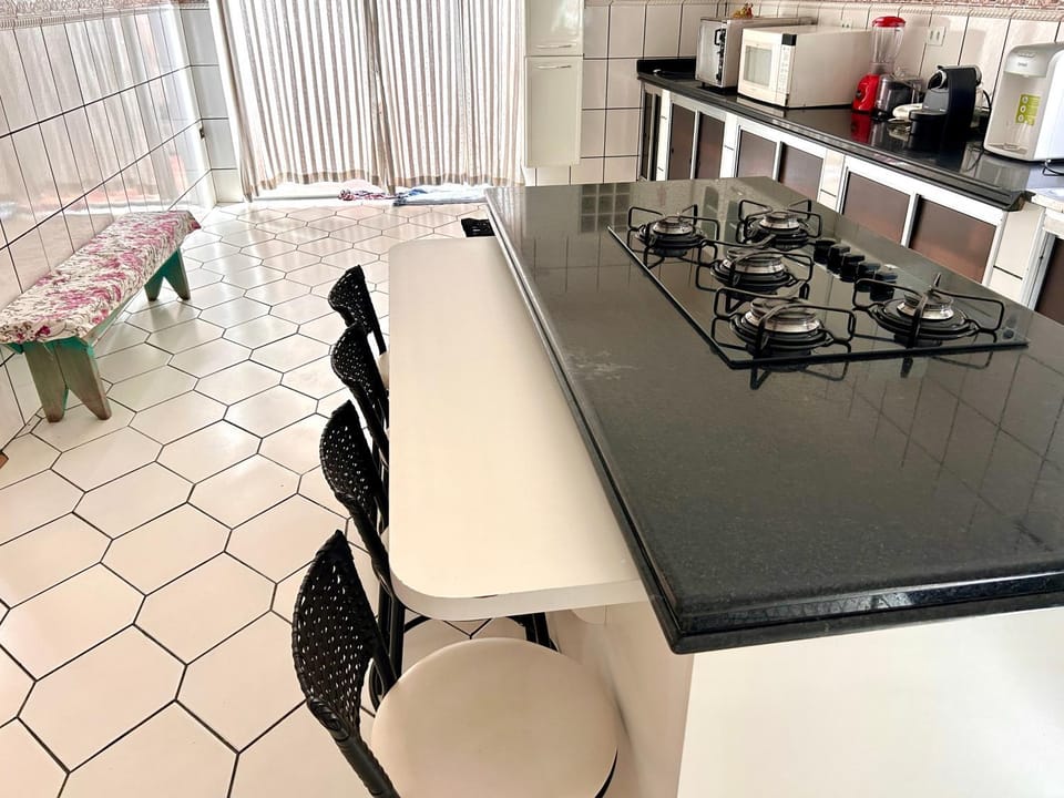Coffee/tea facilities, Kitchen or kitchenette, Dining area, stove