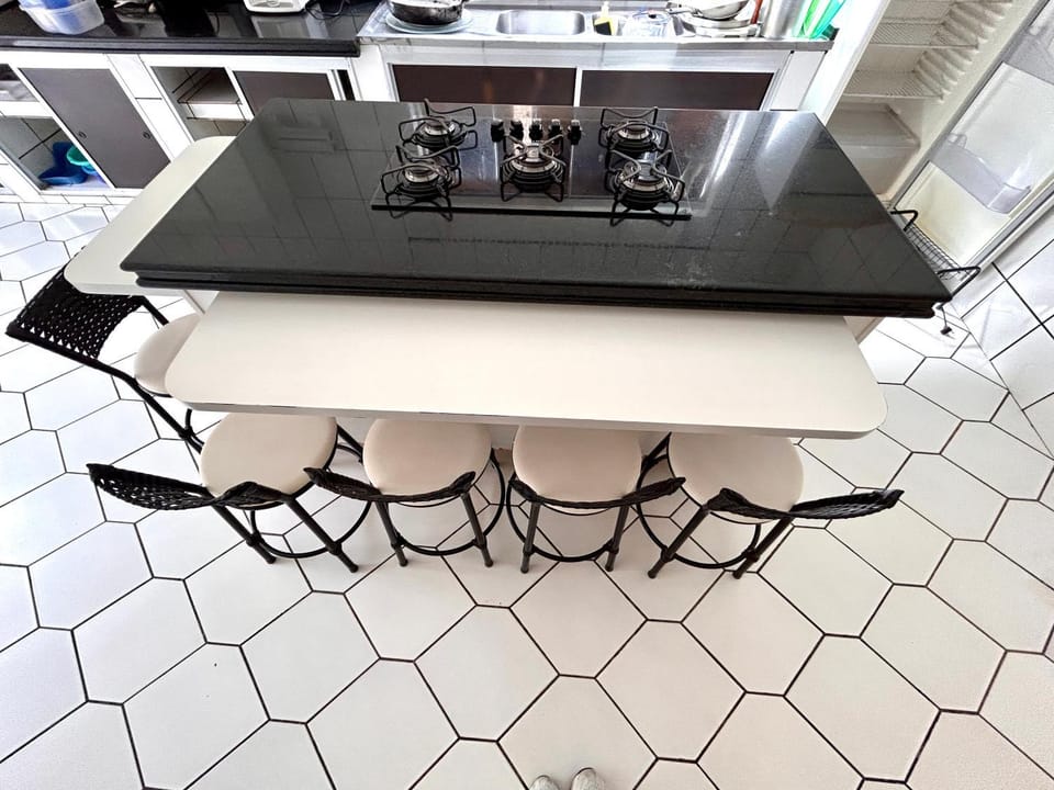 Kitchen or kitchenette, Dining area, microwave, stove