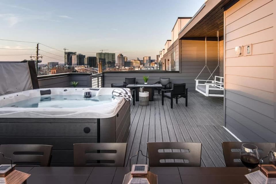 Urban Row - Rooftop Hottub - Heart of Gulch House in Nashville