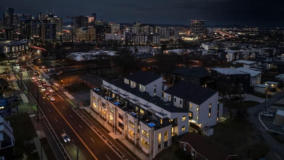Urban Row - Rooftop Hottub - Heart of Gulch House in Nashville
