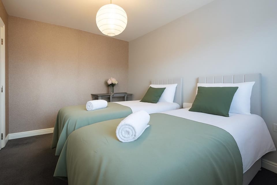 Photo of the whole room, Bedroom, towels