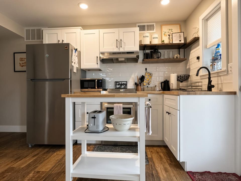 Charming 1 bedbath Suite in waterfront Cottage Apartment in Somers