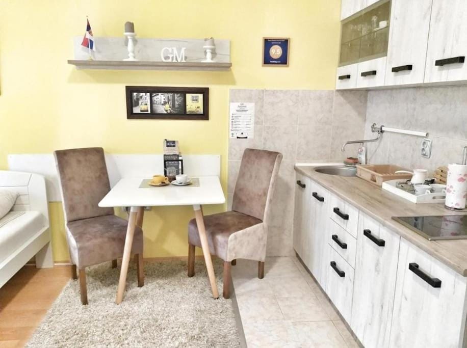 Kitchen or kitchenette, Living room, Seating area, Dining area, stove