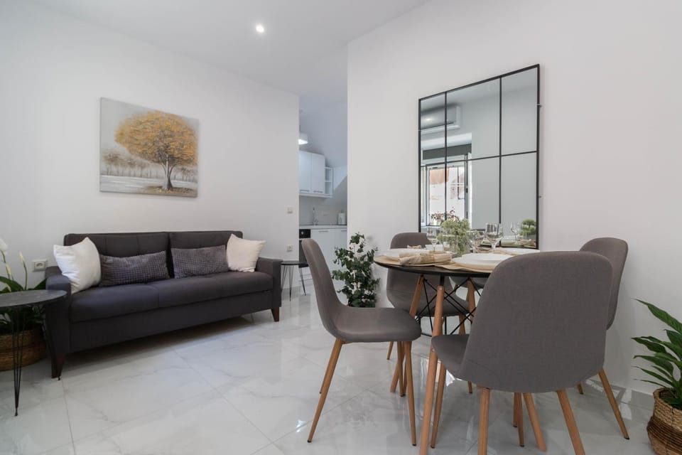 TV and multimedia, Living room, Seating area, Dining area, air conditioner