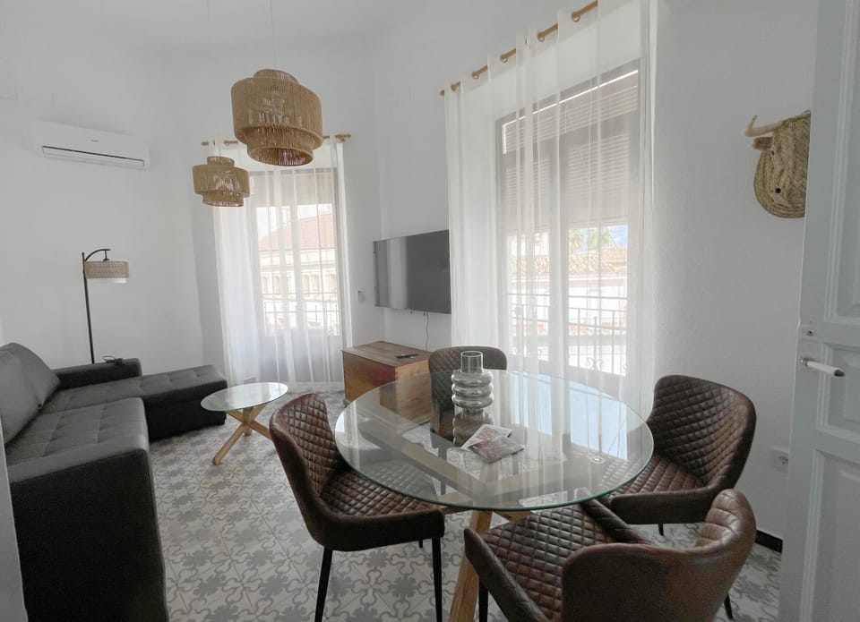 Communal lounge/ TV room, TV and multimedia, Living room, Seating area, Dining area, air conditioner