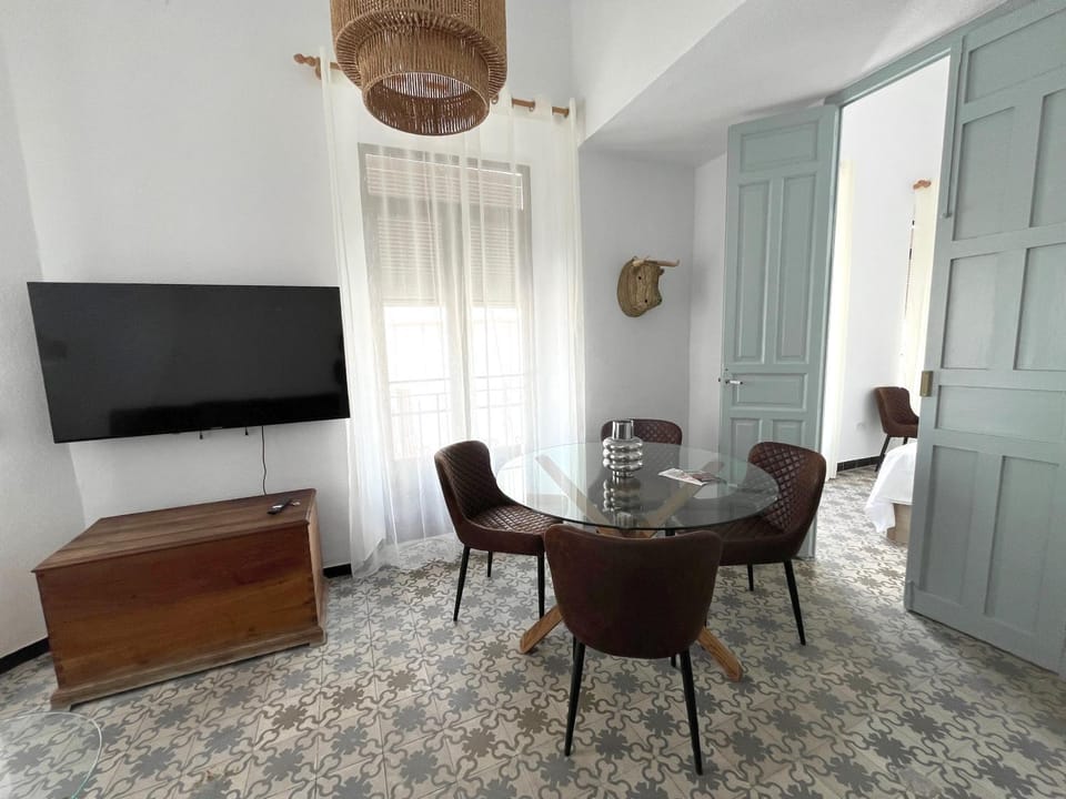 TV and multimedia, Living room, Seating area, Dining area