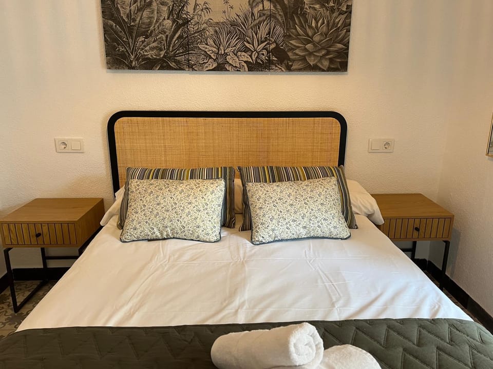 Bed, Photo of the whole room, Bedroom