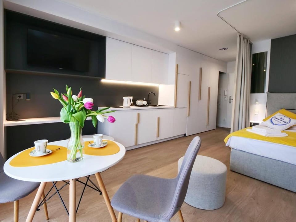 Kitchen or kitchenette, Living room, Seating area, Dining area
