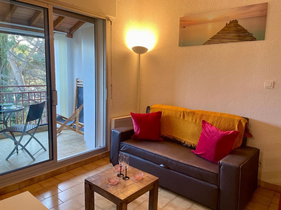 Joli appartement en bordure de mer à 15 minutes du port de Bandol Apartment in French Riviera