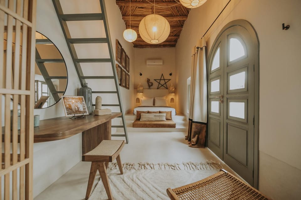 Bed, Living room, Photo of the whole room, Seating area, Bedroom