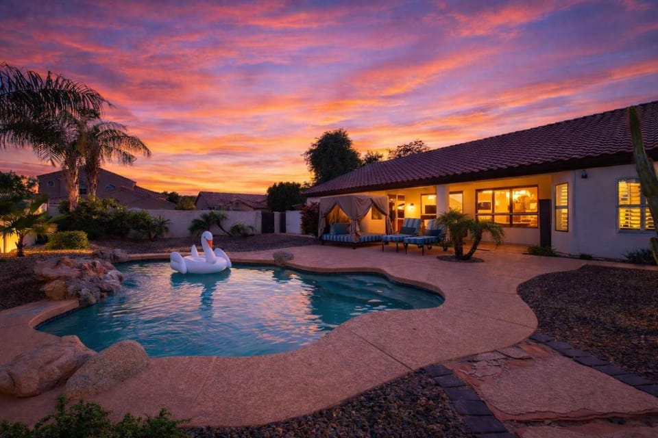 Arabian Nights - Private Pool - Hot Tub - Games! House in Phoenix