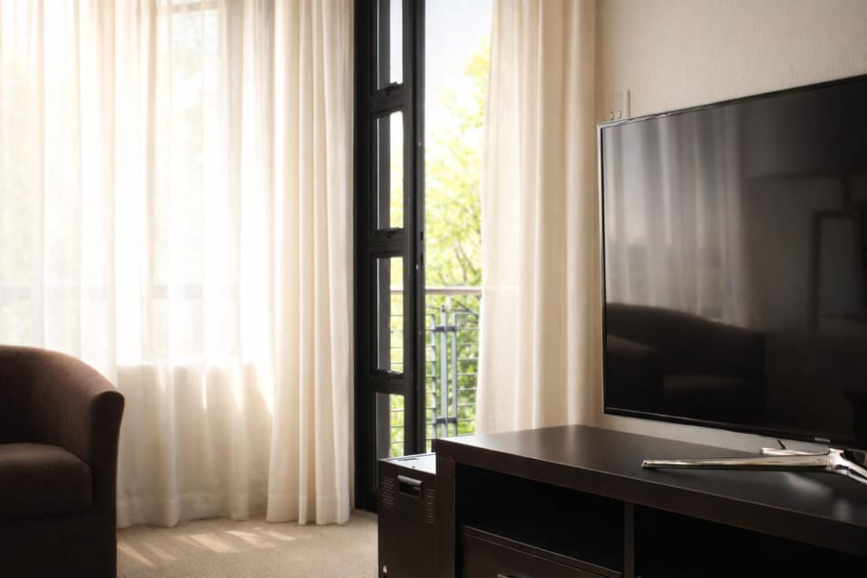Upgraded Modern 2BR Suite Apartment in Roodepoort