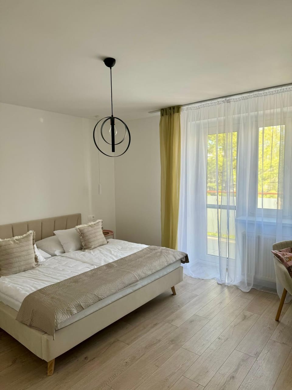Bed, Photo of the whole room, Seating area, Bedroom