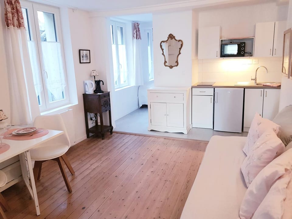 Bed, Kitchen or kitchenette, Living room, Photo of the whole room, Dining area, Bedroom