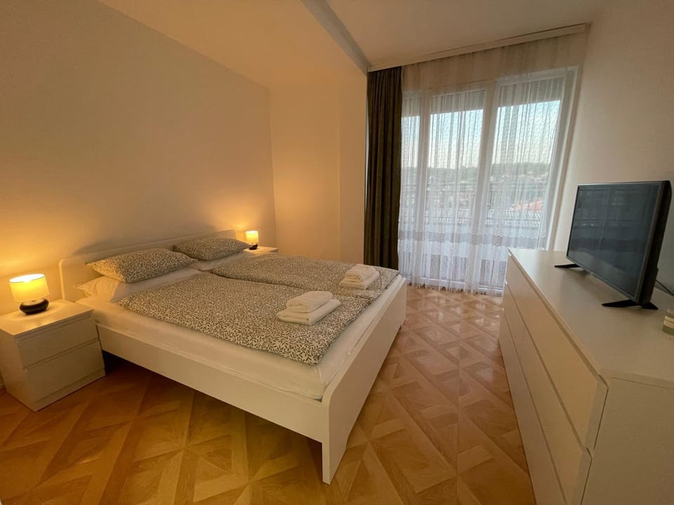 Bed, TV and multimedia, Photo of the whole room, Bedroom, towels