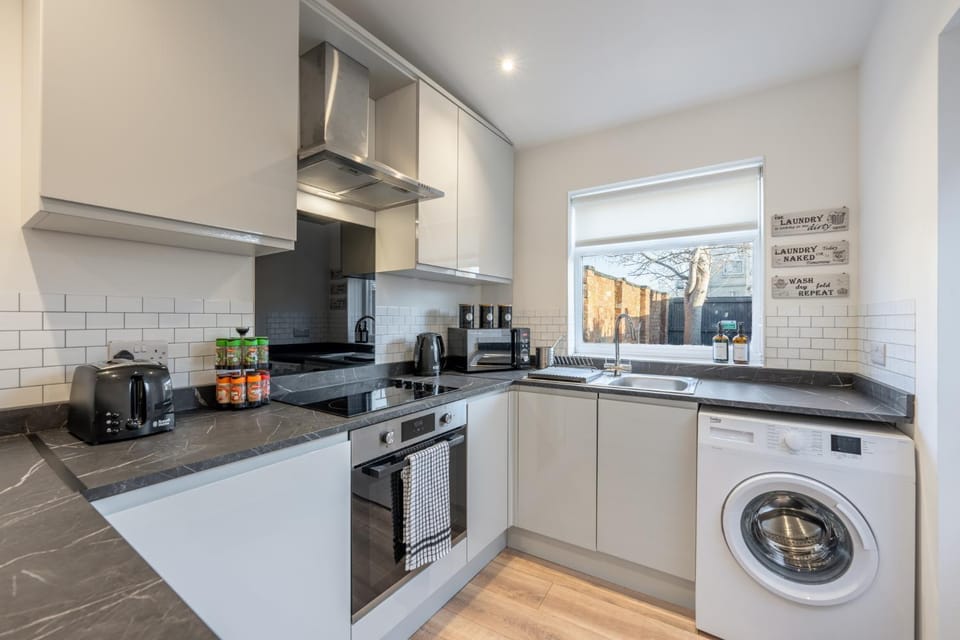 Spacious 3 Bedroom House Sleeping 6, Perfect for Families, Contractors & Group Stays House in Northampton