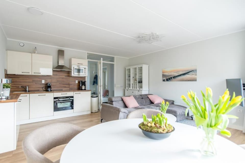Dünenloft 53 Ameland - tolle, komplett renovierte Ferienwohnung für bis zu 4 Personen - Haustiere herzlich willkommen - Balkon ausgerichtet nach Süden Apartment in Friesland, Netherlands