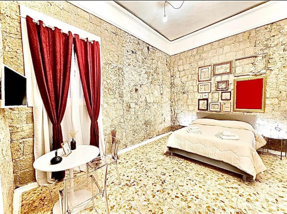 Bed, TV and multimedia, Living room, Photo of the whole room, Seating area, Bedroom