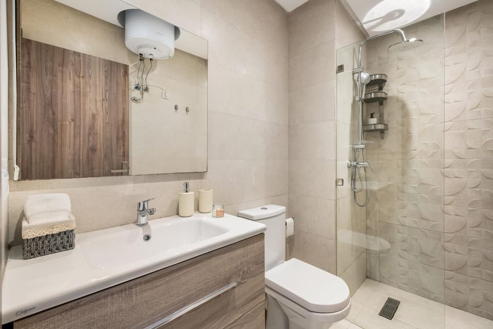 Shower, Toilet, Bathroom, towels