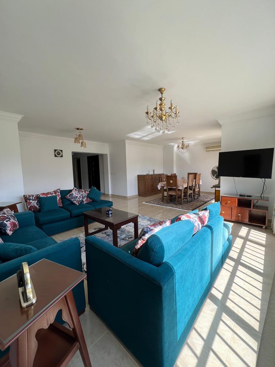 TV and multimedia, Living room, Seating area, Evening entertainment