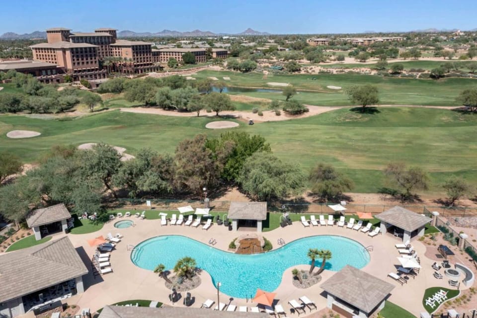 Zen Oasis & Resort Suite Remodeled 2-KingParking Apartment in Kierland