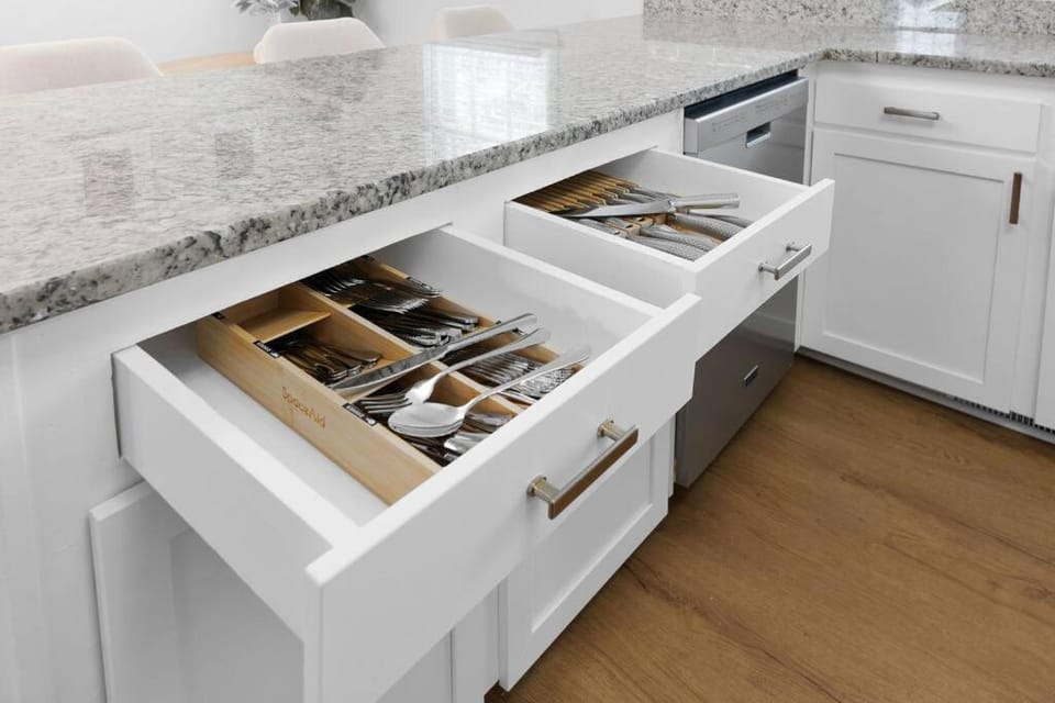 Kitchen or kitchenette, dishwasher