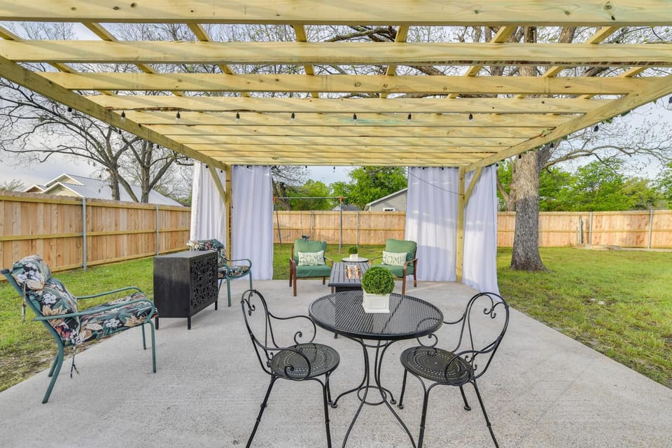 1 Mi to Dtwn Waco! Lovely Home with Fire Pit Table House in Waco