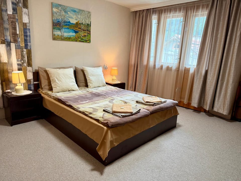 Bed, Photo of the whole room, Bedroom, towels