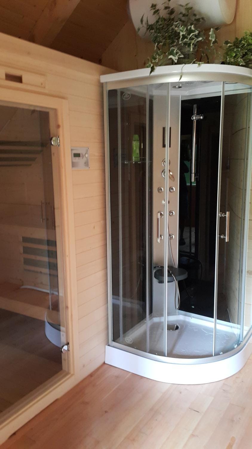 Hot Tub, Sauna