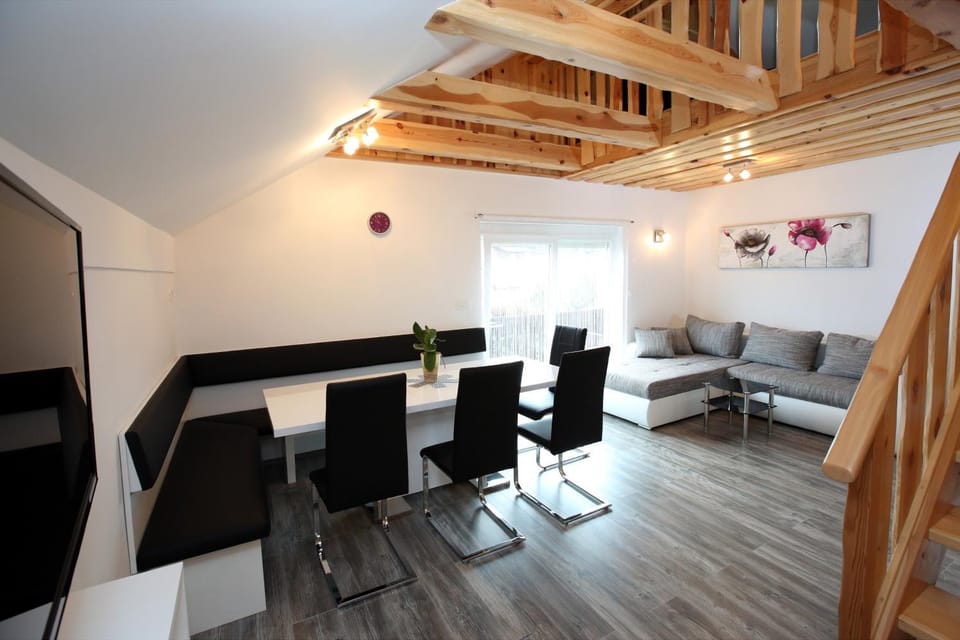 Day, Dining area