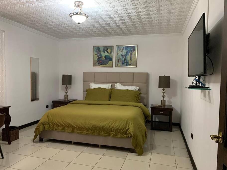 Luxury House near to Juan Sant. Airport, Alajuela. House in Alajuela